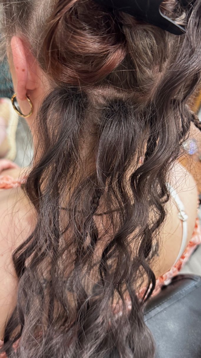 mehrere Zöpfe bereits angebracht...