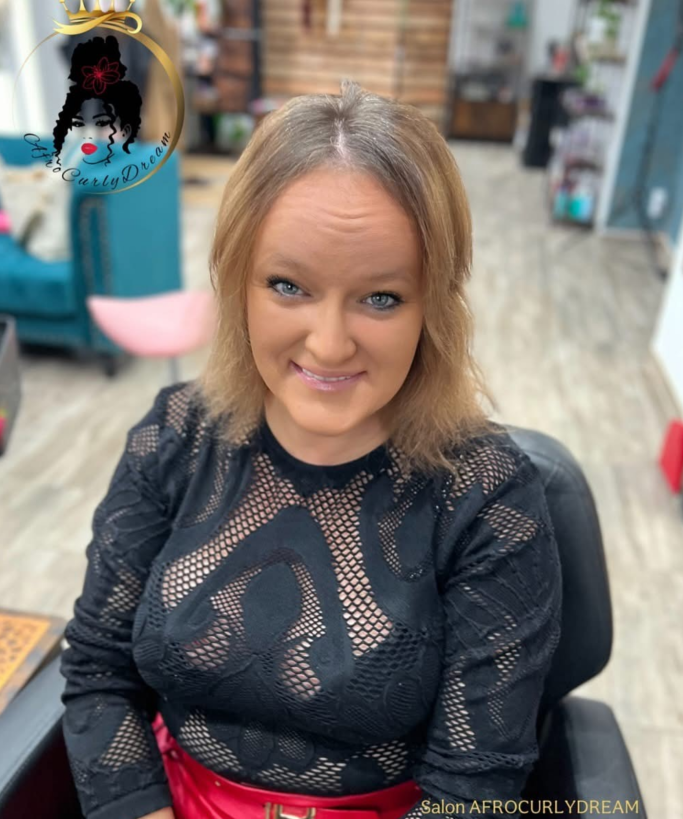 sie bekommt die Haare mit Punktmethode...