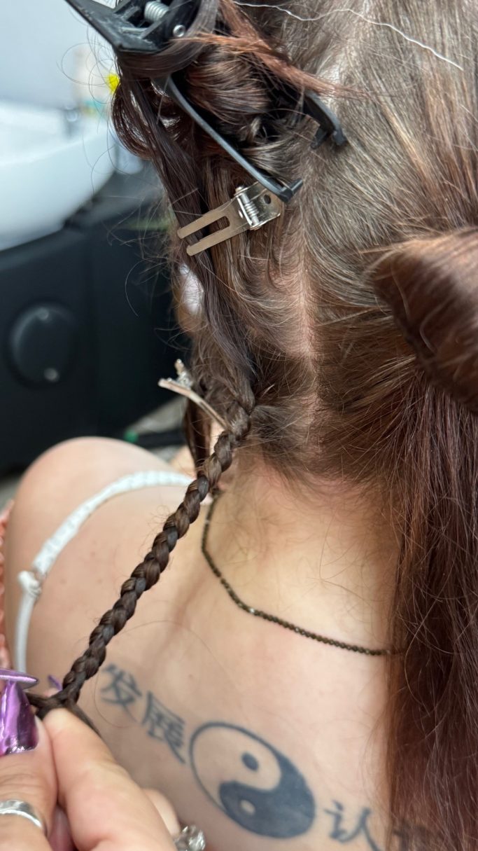 kleine Zöpfe werden geflochten ...