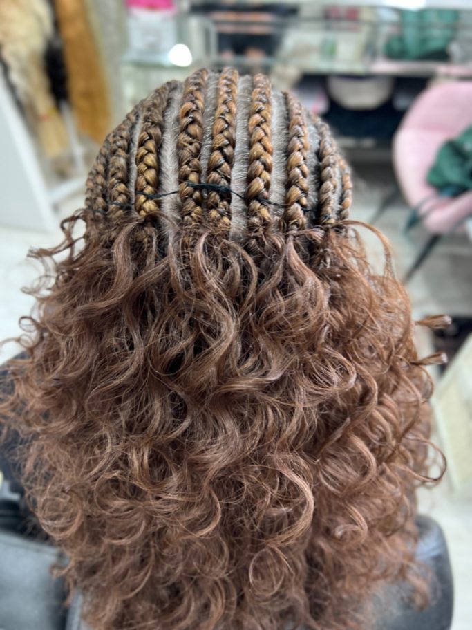 die Kunsthaare eingehäkelt.